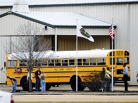 Muž smrteľne postrelil vodiča školského autobusu a uniesol dieťa