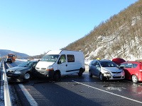 Hromadná nehoda viacerých vozidiel na rýchlostnej ceste R1 pri Novej Bani. Nová Baňa, 31. január 2013.