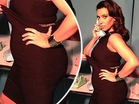 Kim Kardashian v treťom mesiaci tehotenstva vystavila na obdiv vypuklé bruško. To sa však veľkosťou na jej obrovský zadok zatiaľ nechytá.