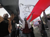 Mestá v Egypte opäť zaplnili tisíce odporcov prezidenta Mursího