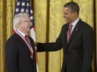 Americký prezident Barack Obama odovzdáva slovenskému rodákovi Jánovi Vilčekovi najvyššie americké ocenenie za vedu a technológiu Americký prezident Barack Obama odovzdáva slovenskému rodákovi Jánovi Vilčekovi najvyššie americké ocenenie za vedu a technológiu
