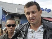 Oskar Dobrovodský zvádza neustály boj s neprispôsobivými susedmi Oskar Dobrovodský zvádza neustály boj s neprispôsobivými susedmi
