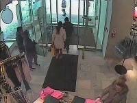 "Šikovní" zlodeji kradli priamo v zábere bezpečnostnej kamery.