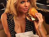 Kate Upton v dráždivej reklame na hamburger