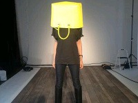 Victoria Beckham pred veľkolepou módnou šou zaháňa stres s taškou na hlave.