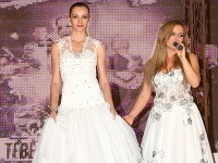 Zatiaľ čo Lenka LeRa Salmanová spievala, jej kolegyňa Mária Čírová predvádzala šaty.