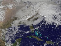 Snehová búrka na východe USA ochromila dopravu i dodávky elektriny