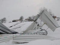 Spadnutá strecha zimného štadióna v Starej ľubovni.