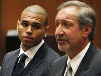 Chris Brown na súdnom pojednávaní vo veci ublíženia na zdraví speváčky Rihanny