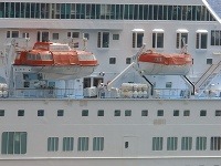 Päť členov posádky britskej výletnej lode Majesty dnes zahynulo a ďalší traja sa zranili pri páde záchranného člnu.