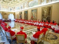 Kardináli by už budúci mesiac mali rozhodnúť o novom pápežovi