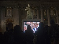 Vditeľne unavený pápež oblečený vo fialovom rúchu pomazal popolom čelá vybraným veriacim Vditeľne unavený pápež oblečený vo fialovom rúchu pomazal popolom čelá vybraným veriacim