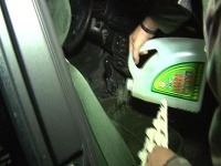 Tomáš polial auto svojho brata Jána benzínom. 
