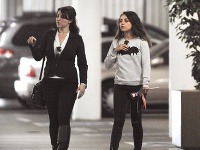 Mila Kunis vyrazila do ulíc s kamarátkou nahodená ako útla tínedžerka.