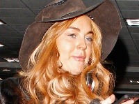 Lindsay Lohan sa vďaka mnohým úpravám tváre a nafúknutým perám začína podobať na plastikovú kreatúru.