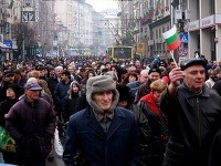 Tisíce demonštrantov pochoduje bulharskými mestami