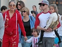 Jennifer Lopez na nákupoch s milencom Casperom Smartom a svojimi dvojičkami.
