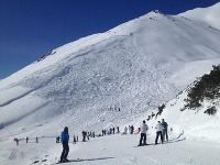 Neznámy lyžiar opustil zjazdovú trať a nerešpektoval výstražnú tabuľu Lavínový terén
