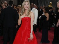 Jennifer Aniston počas oscarovej noci hviezdila v červenej róbe od Valentina.