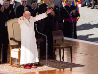 Benedikt XVI. počas svojej poslednej generálnej audiencie na námestí Sv. Petra
