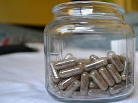 Holly Madison zverejnila fotku dózy s tobolkami, ktoré mali obsahovať placentu.