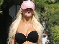 Courtney Stodden vytasila silikónové poprsie iba v podprsenke, no v šiltovke ledva videla pod nohy.