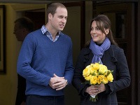 Princ William a princezná Catherine počas odchodu z nemocnice