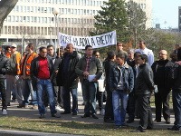 Demonštrácia Rómov pred Úradom vlády v Bratislave. 