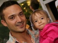 Spevák Robo Papp s dcérkou Isabellou. Spevák Robo Papp s dcérkou Isabellou.