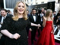 Adele, Justin Theroux a Jennifer Aniston počas odovzdávania Oscarov.