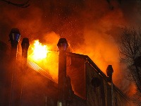 Oheň, ktorý vypukol v hornej časti bytového komplexu, sa rýchlo šíril
