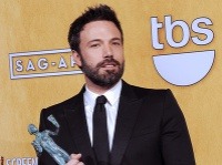 Ben Affleck si odnáša cenu za film Argo
