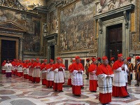 Kardináli dnes pokračujú vo voľbe nového pápeža