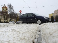 Aj v Košiciach a okolí spôsobilo sneženie so silným vetrom dopravné komplikácie