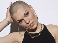 Jessie J pre charitu radikálne zmenila imidž - nechala si hlavu vyholiť na koleno.