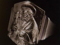 Rybársky prsteň, na ktorom sa nachádza apoštol Peter, ktorý bol rybárom a prvým pápežom.