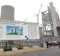 Pohľad na lešenie na stavenisku v priestoroch tepelnej elektrárne v nemeckom meste Grevenbroich 26. októbra 2007 po tom, ako sa zrútila časť 100 metrov vysokej a 100 ton vážiacej konštrukcie.