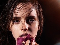 Emma Watson odhalila svoj sexepíl a prirodzenú krásu pre dobrú vec.