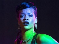 Rihanna s vyholenou časťou hlavy