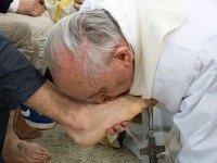 Pápež na znak pokory umyl nohy mladistvým väzňom, tak ako Ježiš učeníkom