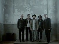 Ivan Ábel (v strede) s režisérom a členmi Depeche Mode