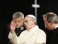 Pápež František prvýkrát viedol krížovú cestu pred rímskym Koloseom