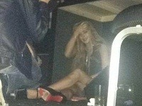 Lindsay Lohan opitá pod obraz Boží hľadala útočisko pod stolom.