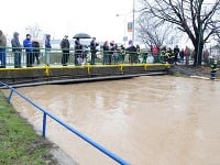 Stúpajúce vodné hladiny riek narobili problémy v celom levickom okrese