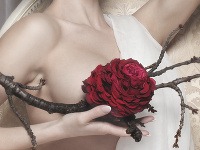 Spojenie nahého tela s kvetmi sa modelke páčilo. 