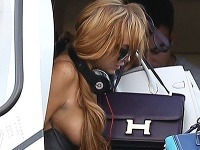 Herečke Lindsay Lohan pri vystuponí z helikoptéry 