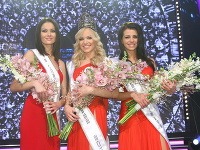 Úspešné finalistky súťaže krásy. Zľava Lucia Kačurová (II. Vicemiss), Jeanette Borhyová (Miss Universe SR 2013) a Lucia Slaninková (I. Vicemiss) 