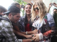 Tehotná Fergie dovolila fanúšikom, aby jej pohladili rastúce bruško.
