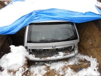 Auto chcel Holíčan v jame postupne rozobrať.