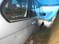 Auto Holíčan ukryl do hlbokej jamy, kde ho chcel rozobrať Auto Holíčan ukryl do hlbokej jamy, kde ho chcel rozobrať